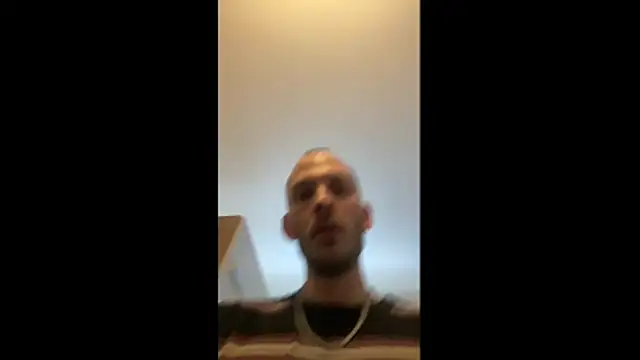 Snapshot of MolleDolle chatting on 04-19-26, 05:12 MolleDolle online show from 04-19-26, 05:12