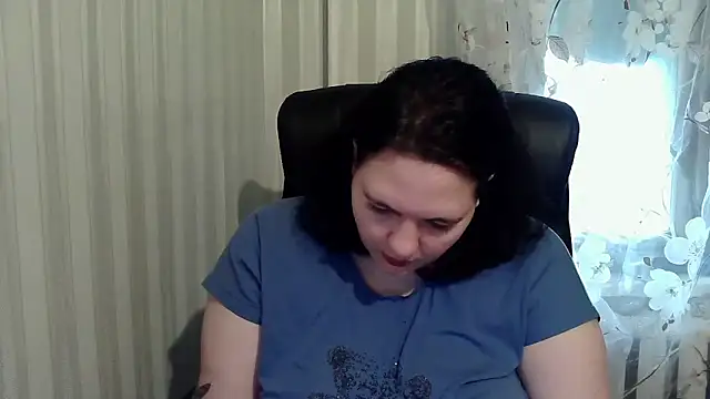 Snapshot of XLisaBlueXs_ chatting on 10-21-25, 10:27 XLisaBlueXs  online show from 10-21-25, 10:27