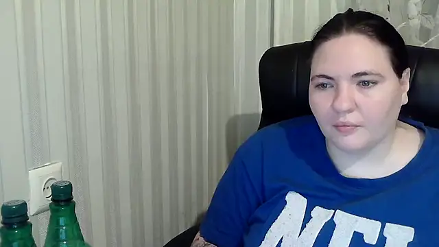 Snapshot of XLisaBlueXs_ chatting on 10-22-25, 07:02 XLisaBlueXs  online show from 10-22-25, 07:02