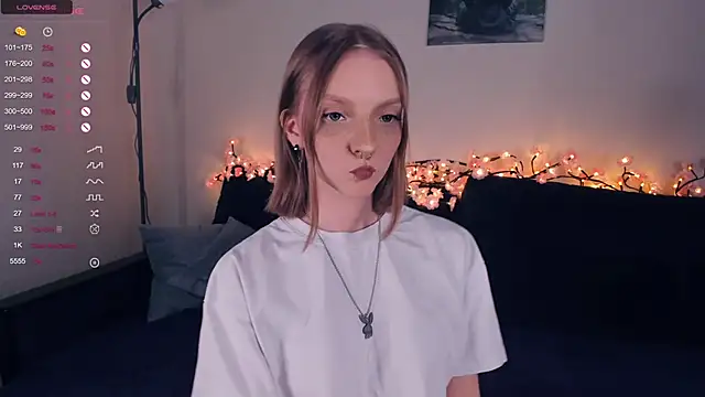 Snapshot of Golden_dawn chatting on 10-31-25, 07:20 Golden dawn online show from 10-31-25, 07:20