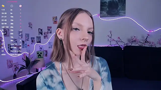 Snapshot of Golden_dawn chatting on 11-15-25, 08:33 Golden dawn online show from 11-15-25, 08:33