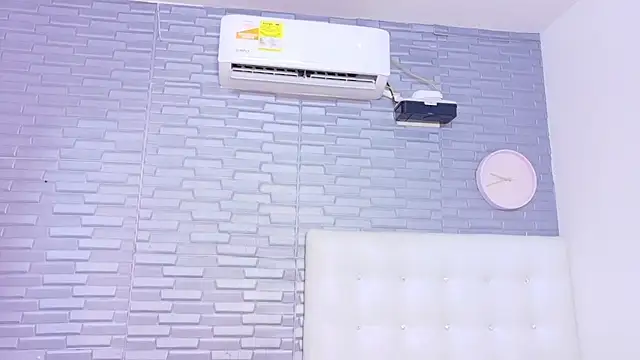 Snapshot of Hungry_pussy18 chatting on 10-15-25, 01:33 Hungry pussy18 online show from 10-15-25, 01:33