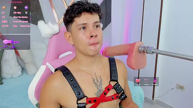 Snapshot of Daniel_Suarez18 chatting on 10-28-25, 01:42 Daniel Suarez18 online show from 10-28-25, 01:42