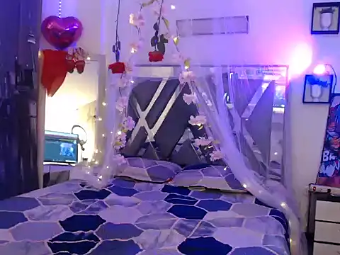 Snapshot of NicoleLerman chatting on 10-15-25, 07:14 NicoleLerman online show from 10-15-25, 07:14