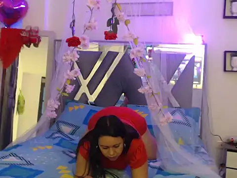 Snapshot of NicoleLerman chatting on 10-24-25, 07:43 NicoleLerman online show from 10-24-25, 07:43