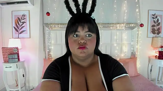 LunaaBlaze online show from 12-19-25, 05:31