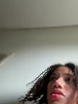 Snapshot of Bombomziin chatting on 10-28-25, 07:38 Bombomziin online show from 10-28-25, 07:38