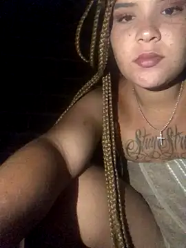 Snapshot of AliceXmoore chatting on 10-25-25, 05:15 AliceXmoore online show from 10-25-25, 05:15