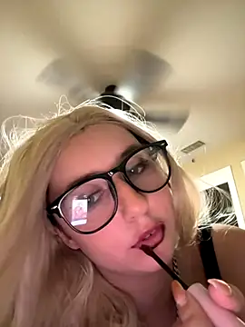 Snapshot of tiffanyxoxo515 chatting on 10-12-25, 08:46 tiffanyxoxo515 online show from 10-12-25, 08:46