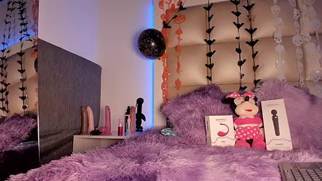 Mia Petitejs online show from 10-17-25, 05:43