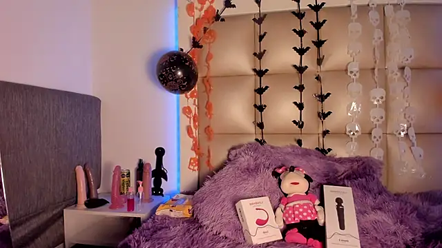 Mia Petitejs online show from 10-20-25, 03:29