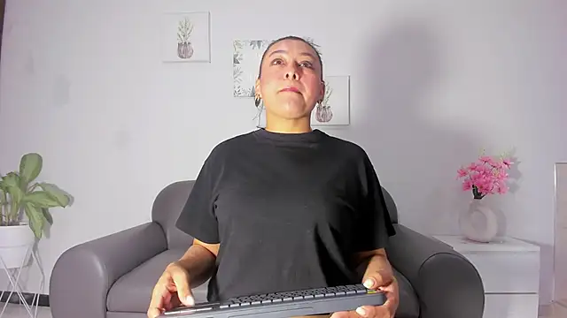 Snapshot of susan_hotmilf chatting on 10-18-25, 11:55 susan hotmilf online show from 10-18-25, 11:55