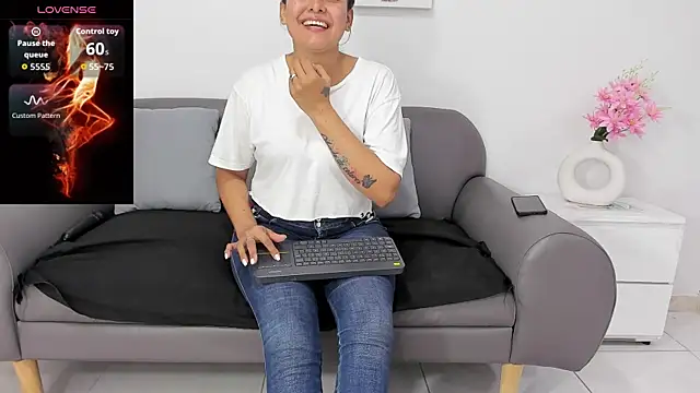 Snapshot of susan_hotmilf chatting on 10-22-25, 11:32 susan hotmilf online show from 10-22-25, 11:32