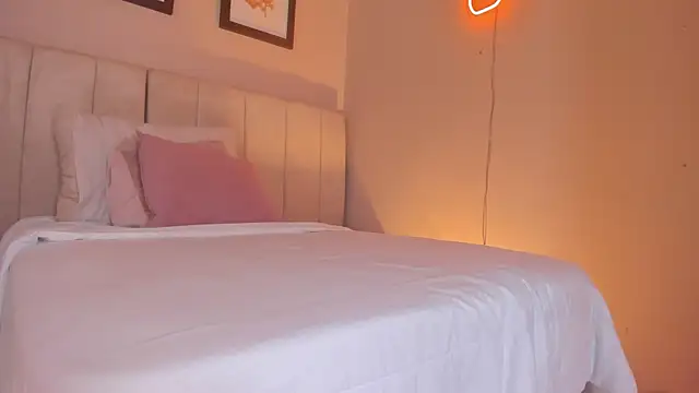 Snapshot of _alison_c chatting on 10-14-25, 11:33 alison c online show from 10-14-25, 11:33