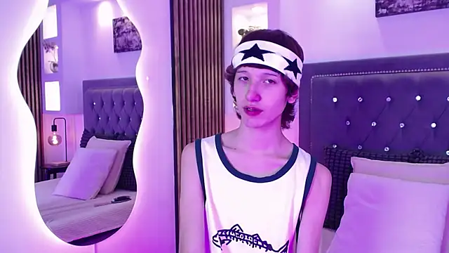 Emo Boy  online show from 04-27-26, 08:29