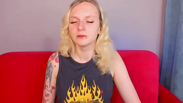 Snapshot of LikiLips chatting on 10-09-25, 01:25 LikiLips online show from 10-09-25, 01:25