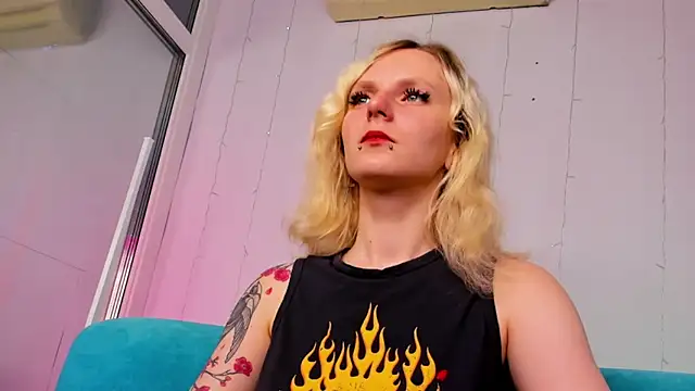 Snapshot of LikiLips chatting on 10-10-25, 01:37 LikiLips online show from 10-10-25, 01:37