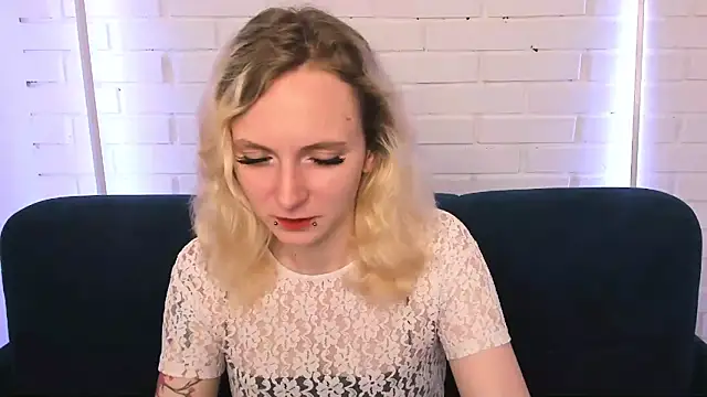 Snapshot of LikiLips chatting on 10-14-25, 01:39 LikiLips online show from 10-14-25, 01:39