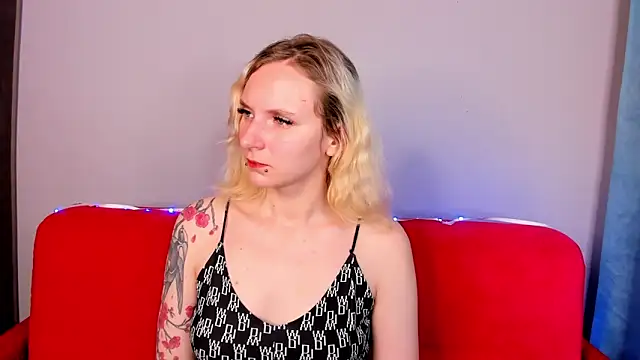 Snapshot of LikiLips chatting on 10-15-25, 01:50 LikiLips online show from 10-15-25, 01:50