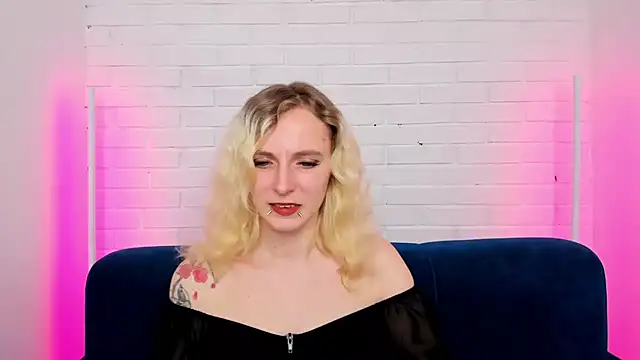 Snapshot of LikiLips chatting on 11-02-25, 08:28 LikiLips online show from 11-02-25, 08:28