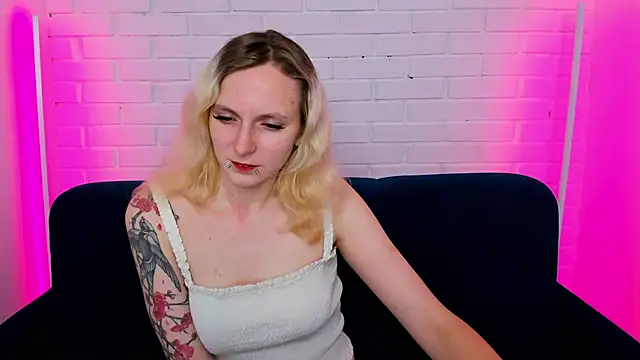 Snapshot of LikiLips chatting on 11-07-25, 01:16 LikiLips online show from 11-07-25, 01:16