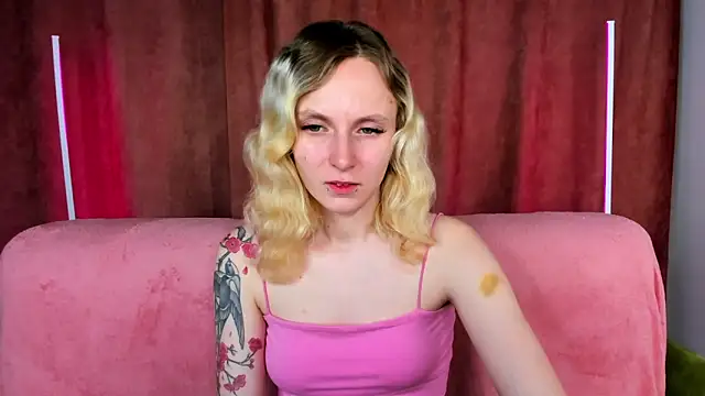 Snapshot of LikiLips chatting on 11-25-25, 01:05 LikiLips online show from 11-25-25, 01:05