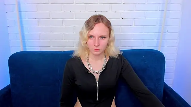 Snapshot of LikiLips chatting on 11-27-25, 12:56 LikiLips online show from 11-27-25, 12:56