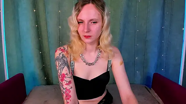 Snapshot of LikiLips chatting on 11-28-25, 01:30 LikiLips online show from 11-28-25, 01:30