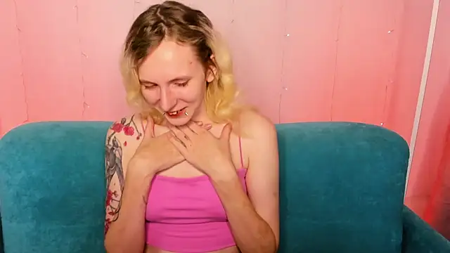 Snapshot of LikiLips chatting on 12-16-25, 01:10 LikiLips online show from 12-16-25, 01:10