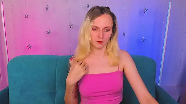 Snapshot of LikiLips chatting on 12-18-25, 01:22 LikiLips online show from 12-18-25, 01:22