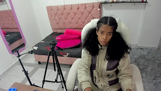 Snapshot of thianahorny chatting on 12-19-25, 10:44 thianahorny online show from 12-19-25, 10:44