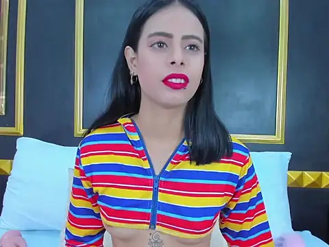 Snapshot of laura_maite_ chatting on 11-17-25, 12:00 laura maite online show from 11-17-25, 12:00