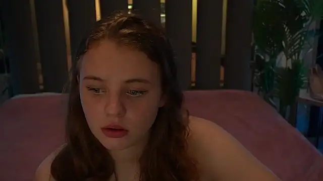 Snapshot of SnowWhiti chatting on 10-18-25, 01:34 SnowWhiti online show from 10-18-25, 01:34