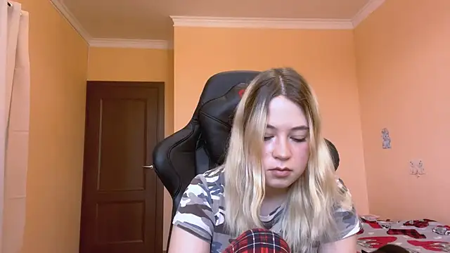 Snapshot of HotLuna69 chatting on 12-17-25, 07:25 HotLuna69 online show from 12-17-25, 07:25