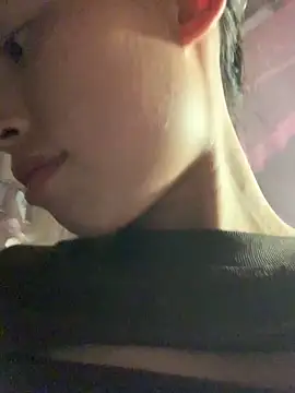 Snapshot of Han-han123 chatting on 11-13-25, 10:19 Han-han123 online show from 11-13-25, 10:19