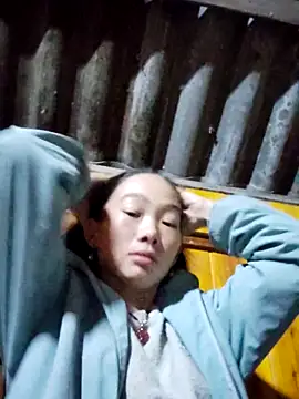 Snapshot of gio-thu chatting on 11-17-25, 12:55 gio-thu online show from 11-17-25, 12:55