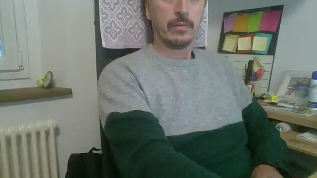 Snapshot of Kawayleo chatting on 10-25-25, 10:15 Kawayleo online show from 10-25-25, 10:15