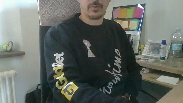 Snapshot of Kawayleo chatting on 11-11-25, 10:48 Kawayleo online show from 11-11-25, 10:48