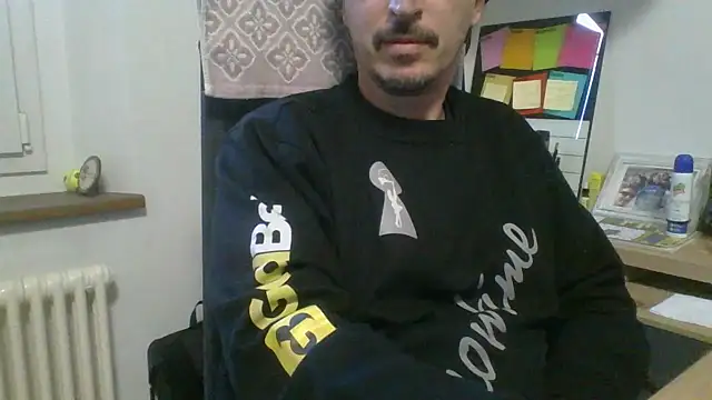 Snapshot of Kawayleo chatting on 11-12-25, 02:17 Kawayleo online show from 11-12-25, 02:17