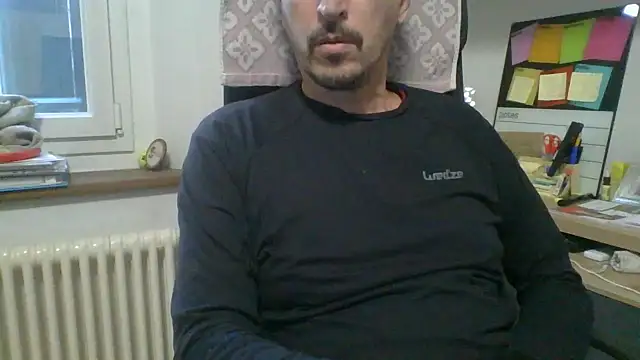 Snapshot of Kawayleo chatting on 12-15-25, 02:10 Kawayleo online show from 12-15-25, 02:10