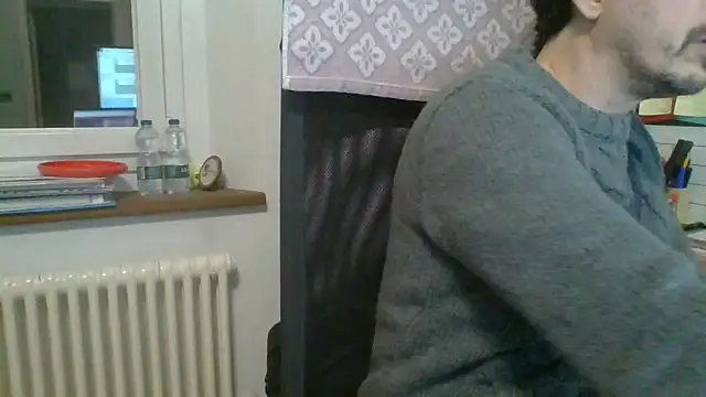 Snapshot of Kawayleo chatting on 12-17-25, 04:35 Kawayleo online show from 12-17-25, 04:35