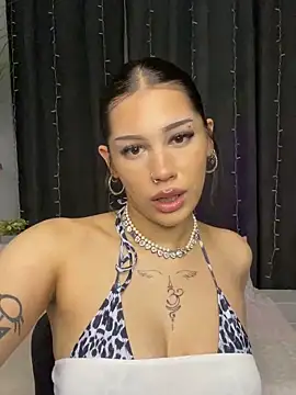 Snapshot of LoraShines chatting on 05-23-26, 04:00 LoraShines online show from 05-23-26, 04:00