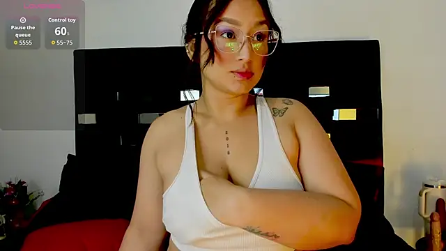 Snapshot of SussySunny_ chatting on 10-20-25, 02:01 SussySunny  online show from 10-20-25, 02:01