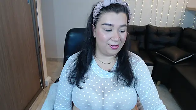 Snapshot of bella_sweet_01 chatting on 10-10-25, 12:04 bella sweet 01 online show from 10-10-25, 12:04