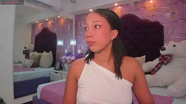 Snapshot of cloe_555 chatting on 10-28-25, 10:12 cloe 555 online show from 10-28-25, 10:12