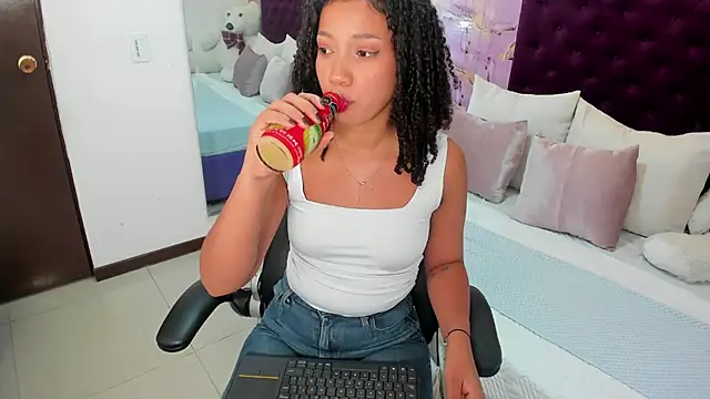 Snapshot of cloe_555 chatting on 11-24-25, 10:20 cloe 555 online show from 11-24-25, 10:20