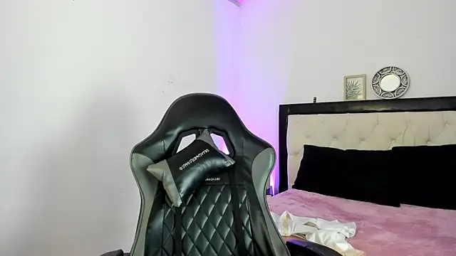 Sara Roades online show from 11-26-25, 07:48