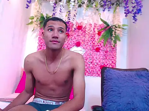 ADRIEL  VEGA online show from 10-22-25, 04:46