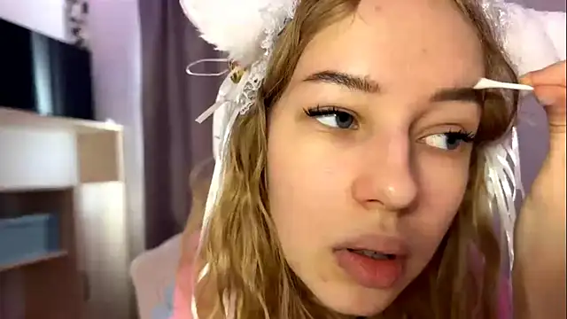 Snapshot of LunaCrave chatting on 10-23-25, 09:30 LunaCrave online show from 10-23-25, 09:30