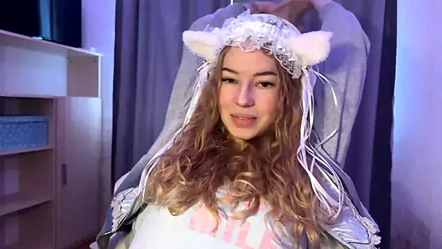 Snapshot of LunaCrave chatting on 10-24-25, 07:27 LunaCrave online show from 10-24-25, 07:27